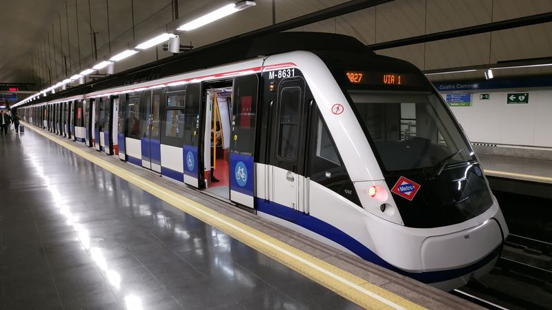 Postupnì od roku 2010 je obnovován vozový park na okružní lince metra 6 za nové jednotky øady 8400 od španìlského výrobce CAF. Pùvodní široké jednotky pamatující poèátky této linky v roce 1979 jsou již minulostí a èást byla prodána do Buenos Aires.