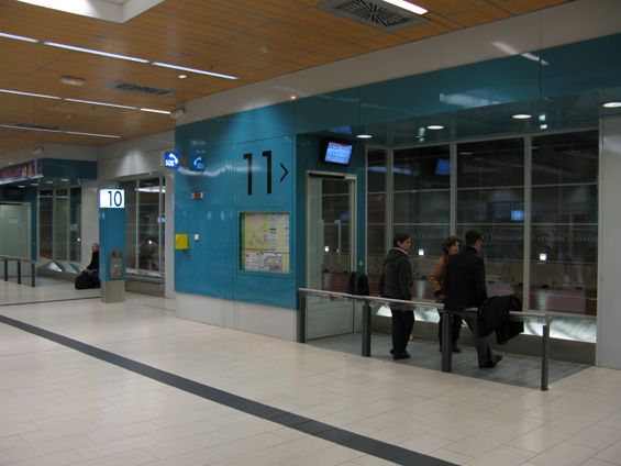 Podzemní nástupištì pøestupního terminálu Moncloa, odkud jezdí autobusy ze severozápadu. Takto je øešena vìtšina z pøestupních terminálù - dveøe oddìlující èekárnu od autobusu se otevøou až po pøistavení vozidla, aby cestující nedýchali zplodiny. Podobnì to funguje pøi výstupu.