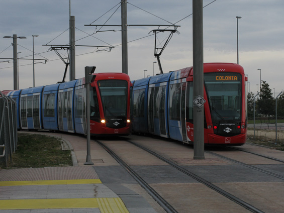 Setkání dvou tramvají v oblouku na širé trati linky ML3, kde je omezena rychlost na 30 km/h.