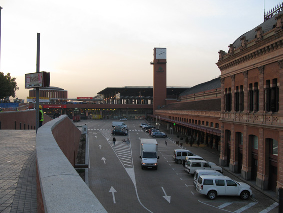 Hlavní madridské nádraží Atocha má oddìlená nástupištì pro dálkové a pøímìstské vlaky. Dálkové vlaky konèí na kusých kolejích a ústí do hlavní výpravní budovy. Pøímìstské vlaky staví u prùjezdných nástupiš�.