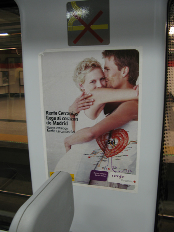 Reklama na novou podzemní stanici v srdci Madridu - Sol. Nástupištì jsou umístìna velmi hluboko, nìkolik pater pod tunely metra. I pøesto je však možnost dojet vlakem pøímo do centra Madridu lákavá.