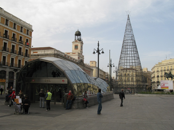Výstup ze stanice metra i vlakù na námìstí Sol - jedno z nejznámìjších a nejnavštìvovanìjších míst v samotném srdci Madridu.