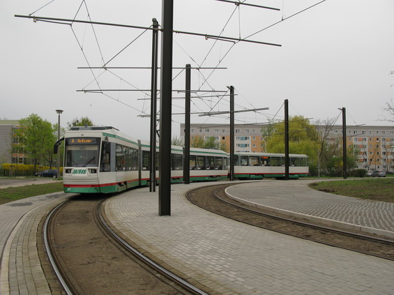 Nová koneèná Reform na sídlišti na jižním okraji Magdeburgu. Na linku 9 jsou ve všední den nasazeny soupravy s vlekem.