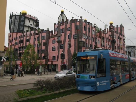 Pøímo v centru mìsta se nachází podivuhodná stavba rakouského architekta Hundertwassera. Ve mìstì, kde vybombardované historické budovy nahradily socialistické paneláky, se jedná o jednu z mála architektonických zajímavostí.
