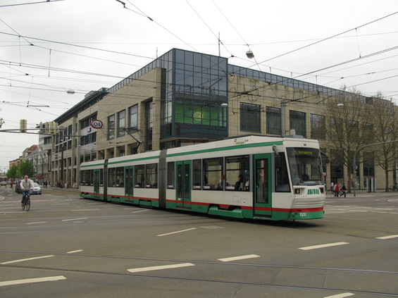 Alter Markt - jedna z nejrušnìjších tramvajových køižovatek v centru Magdeburgu s typickou zdejší nízkopodlažní tramvají NGT8D.