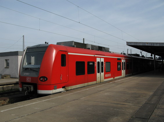 I když je magdeburský S-Bahn pomìrnì nevýrazný, jezdí na nìm také tyto pøímìstské elektrické jednotky. Jediná linka S-Bahnu protíná Magdeburg od severu na jih v hodinových intervalech, které jsou rozpùleny ostatními regionálními vlaky.