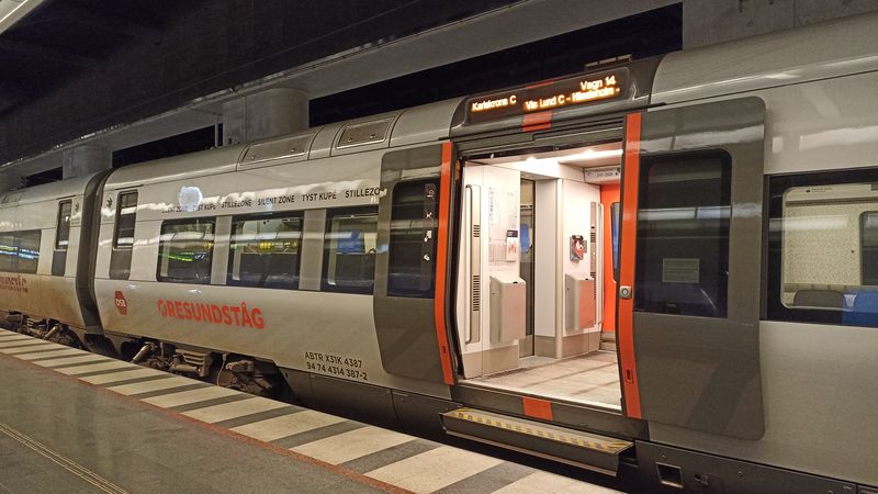 Skrz centrum Malmö jezdí také vlaky Öresundtag spojující Švédsko a Dánsko pomocí soustavy mostù a tunelù pøes öresundskou úžinu. Z Malmö se dostanete vlakem do Kodanì každých 20 minut, na kodaòské letištì to trvá pouhých 21 minut.