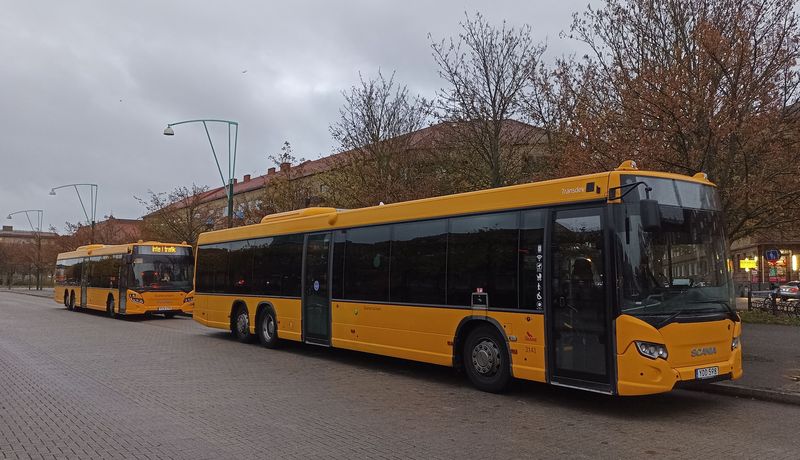 Nové patnáctimetrové Scanie místního hlavního dopravce Nobina odpoèívají u hlavního nádraží, odkud odjíždìjí také regionální spoje. Zatímco mìstské autobusy jsou zelené, pøímìstské jsou žluté. Vše pod hlavièkou organizátora Skanetraffiken.