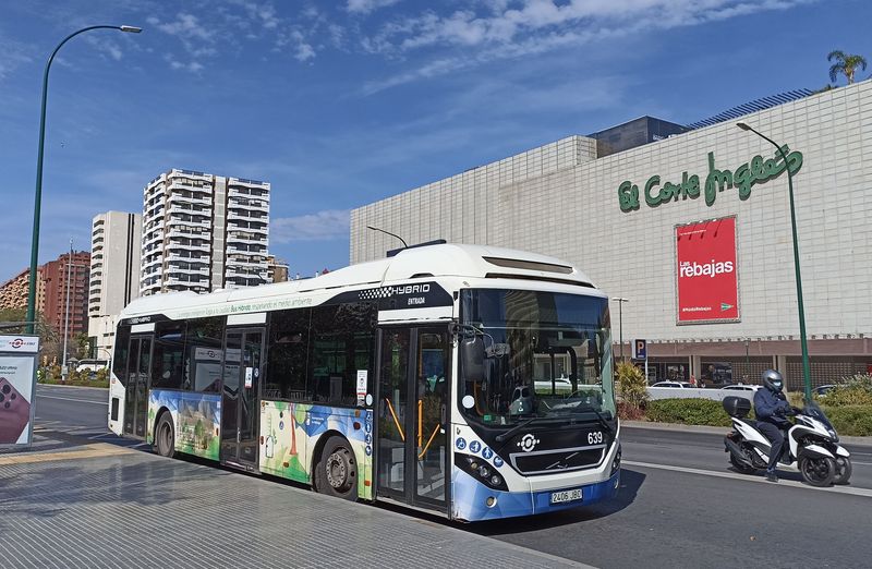 Dalším zástupcem hybridních autobusù je toto dvanáctimetrové Volvo pøed obchodním domem v centru u jedné z nejvìtších místních køižovatek, kolem které jsou rozesety zastávky vìtšiny linek MHD v Málaze. Jezdí tu celkem 3 a dodány byly v roce 2014.