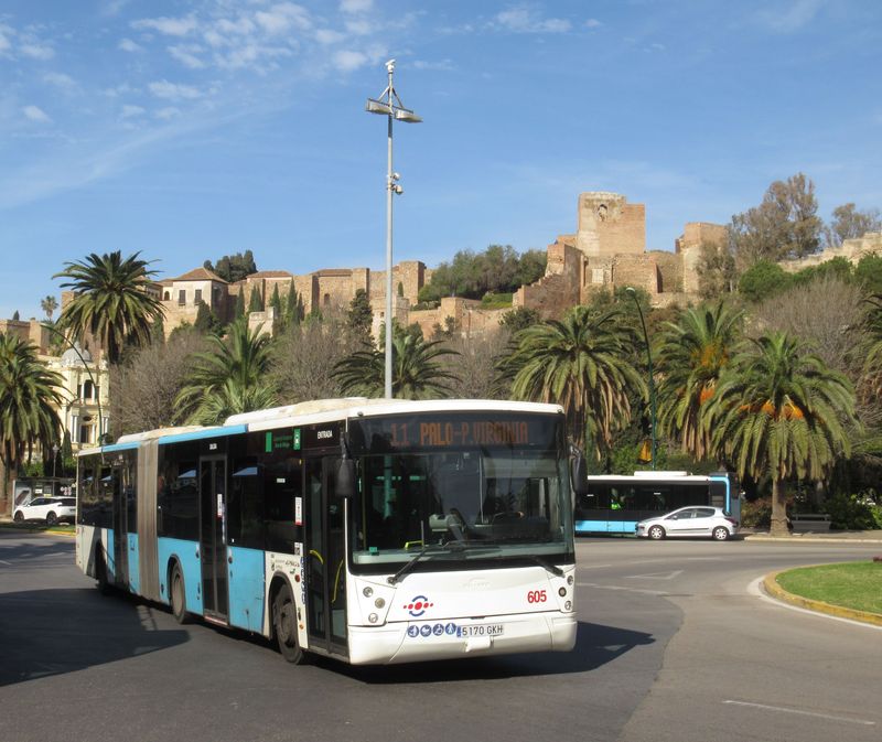 Kloubový Irisbus Citelis se španìlskou karoserií Castrosua byl dodán v roce 2009. Páteøní linka 11 vede skrz centrum od západu a východ. Podobnì je vedená i novými vozidly opøedená linka 8.