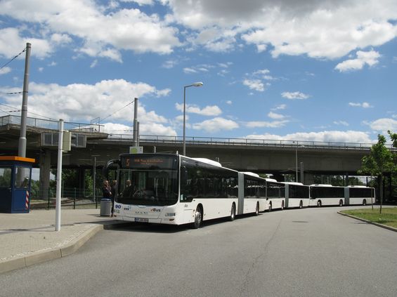 Kvùli výluce v èásti pøímìstské linky 5 pomáhaly také náhradní autobusy oznaèené totožnì.