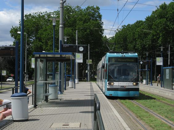 Starší tramvaje ještì v pùvodním nátìru. V zastávce Neuostheim se od mannheimské tramvajové sítì odpojuje pøímìstská linka 5 vedoucí do Heidelbergu.