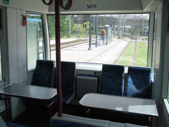Konferenèní uspoøádání interiéru zadního dílu jednosmìrné tramvaje MGT6.