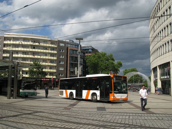 Mìstské autobusové linky v tomto dvojmìstí mají dvojciferná èísla - v Mannheimu potkáte hlavnì linky èíselné øady 40, 50 a 60, v Ludwighafenu se svezete linkami zaèínajícími sedmièkou nebo osmièkou. Autobusy pod hlavièkou dopravce RNV jsou obleèeny do oranžovobílého kabátu.