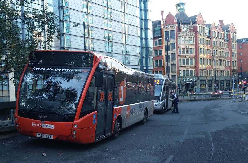 Bezplatné minibusy jsou rùznì pøíznaènì oznaèené a obarvené, èást z nich jsou elektrobusy. Všechny tøi linky vyjíždìjí od nádraží Piccadilly.