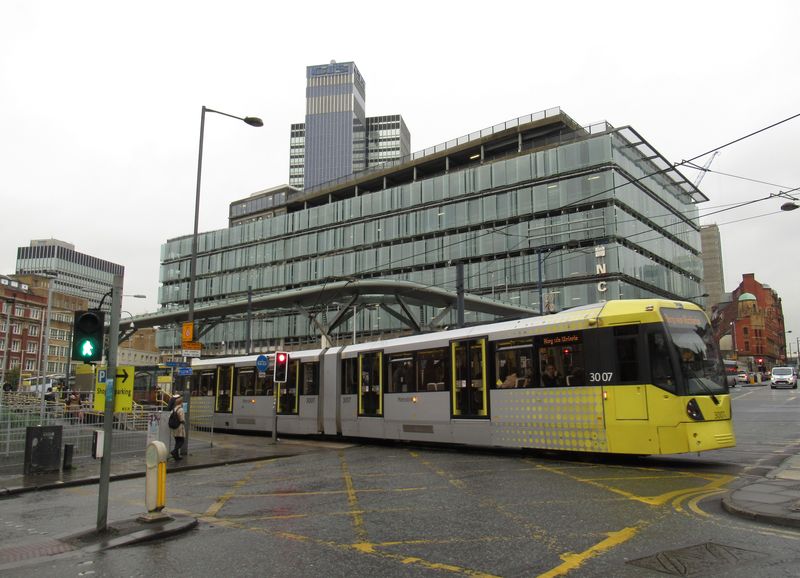 Na tramvajové spojnici nejvýznamnìjších nádraží Victoria a Piccadilly leží také toto moderní autobusové nádraží Shudehill, kam pøijíždìjí autobusy od severovýchodu. Souèástí autobusového nádraží je také tento parkovací dùm.