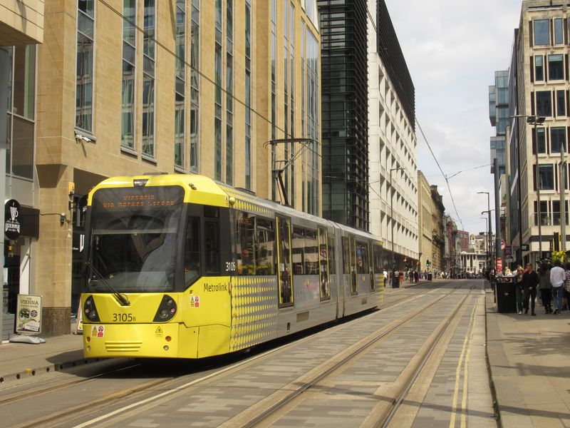 Pùvodní hlavní spojovací tra� skrz centrum Manchesteru z roku 1992. Cestující tu vozí už druhá generace vozidel, ta první od italské Ansaldobredy dojezdila v roce 2014 – italských tramvají bylo jen 32.