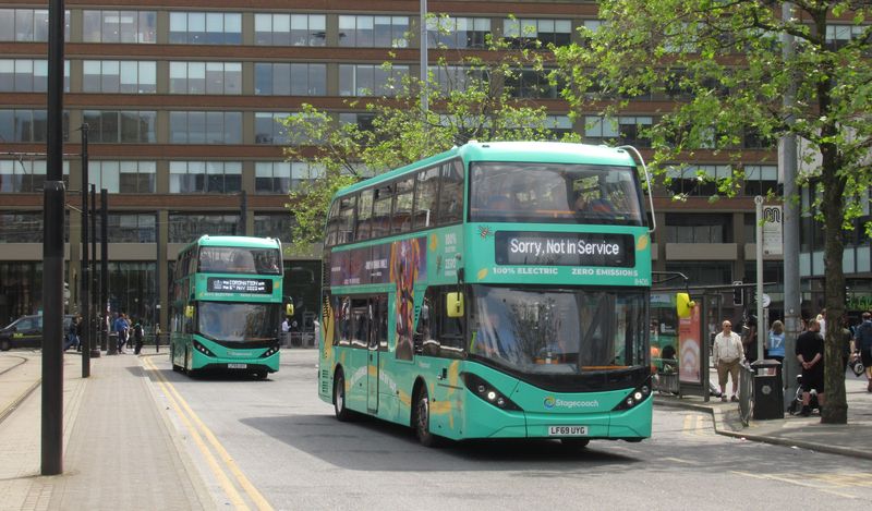 Také v Manchesteru se postupnì objevují nové elektrobusy. Tìchto 32 zelených dvoupatrákù poøídil dopravce Stagecoach na vytížené linky, jednou z nich je i linka na letištì, jejíž smyslem je ale hlavnì obsloužit hustou zástavbu na trase.