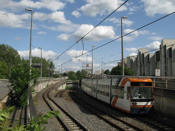 Sedmièlánková tramvaj míøí od továrny BASF do centra Ludwigshafenu a cestou míjí vjezd do tunelové trasy uzavøené pro nezájem v roce 2008.
