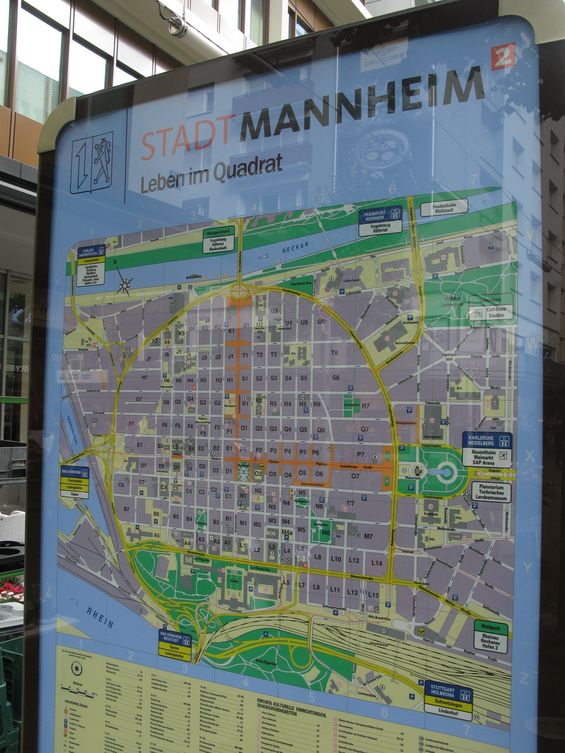Ulièní sí� centra Mannheimu je zde uspoøádána do pravého úhlu a jednotlivé ulice i bloky domù nemají názvy, ale jsou oznaèeny kombinací písmen a èísel.