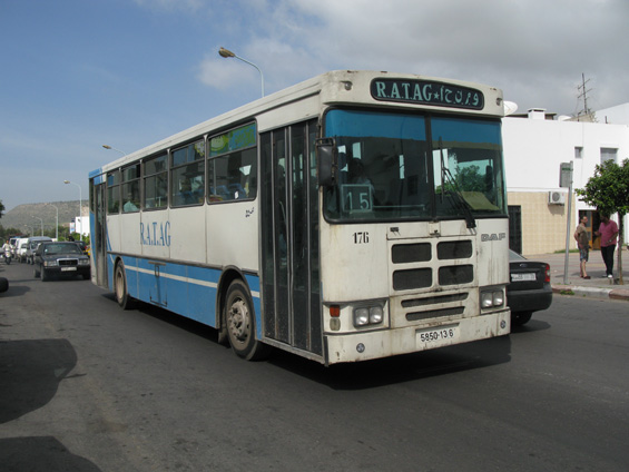 Vysokopodlažní autobus DAF na vnitromìstské lince 15. Tento typ je ve vozovém parku dopravce R.A.T.AG nejvíce zastoupený.
