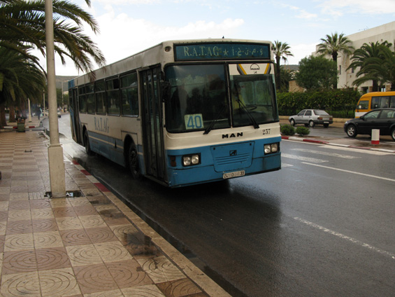 Novìjší, ale opotøebovanìjší autobus MAN s nižší podlahou a autobusovìjším podvozkem oproti kolegùm z DAFu. Linka 40 míøí na jižní pøedmìstí Agadiru a je vždy velmi vytížená.