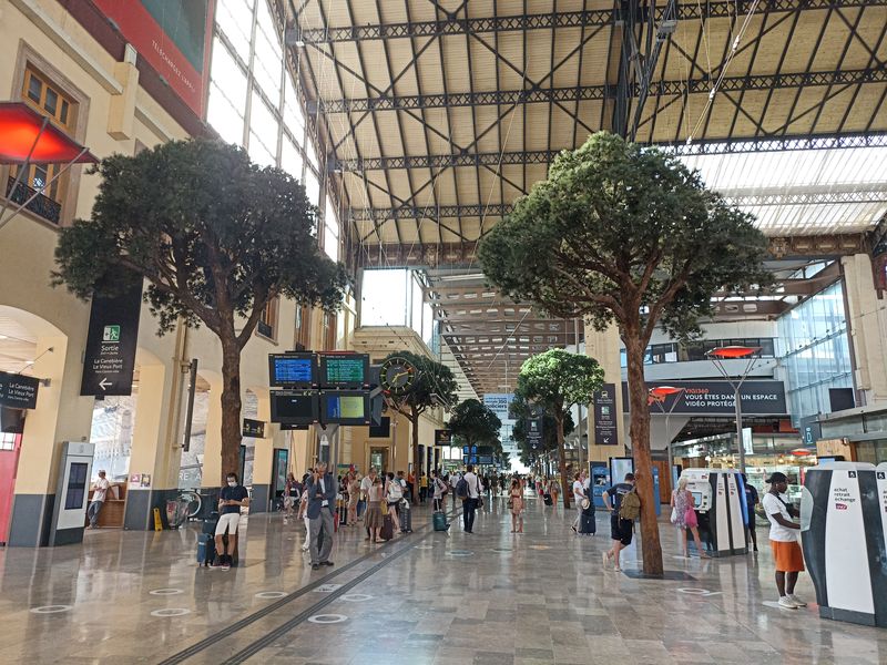 Modernizovaná podoba historického hlavového nádraží Saint-Charles, které leží vyvýšené nad centrem mìsta. Odtud se díky rychlovlakùm TGV dostanete do Paøíže za necelé 3 hodiny.