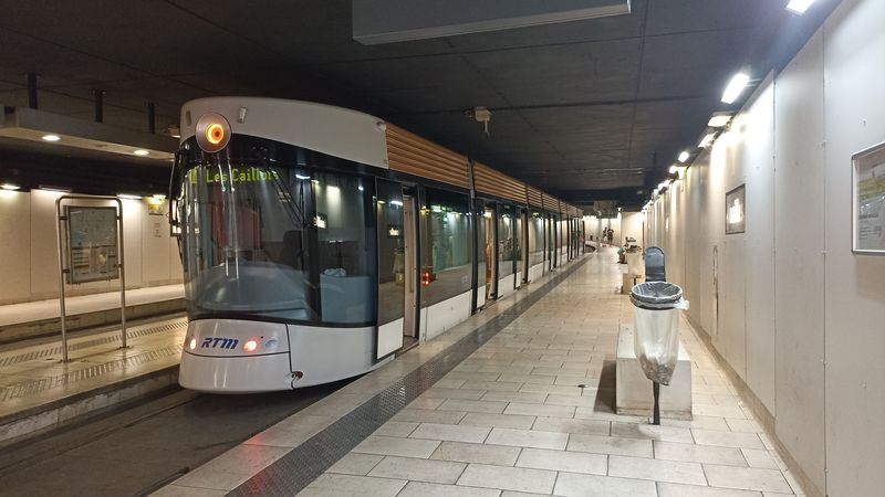 Podzemní koneèná linky T1 Noailles pod centrem mìsta. Tato linka využívá pùvodního jednokolejného tunelu jediné pøeživší linky 68. Marseille byla jedním z mála francouzským mìst, kde se tramvaje nepodaøilo ve 20. století zcela zrušit.