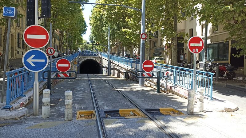 Výjezd z krátkého historického tunelu, který pùvodnì využívala jediná tramvajová linka 68. Dnes tudy jezdí linka T1 každých 6-7 minut.