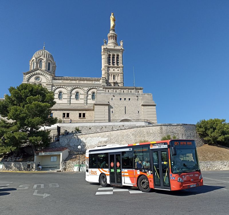 Kostel na nejvyšším bodì historického centra, který je ikonou Marseille, mùžete navštívit pohodlnì a bez fyzické námahy díky midibusové lince 60, která zaèíná ve starém pøístavu. Toto je aktuální nátìr autobusù místní MHD. Jedná se již o druhou zmìnu vzhledu za posledních 10 let.