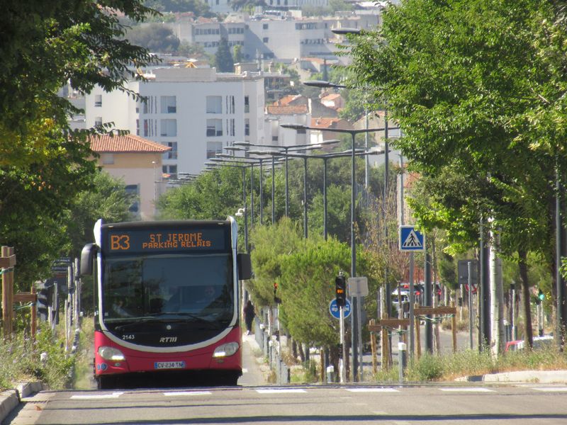 Páteøní linky B èasto využívají buspruhy nebo dokonce samostatné autobusové silnice. Intervaly ve špièkách jsou 6-8 minut, mimo špièky 8-10 minut. Na tìchto linkách jezdí rùžové autobusy Mercedes-Benz Citaro, kterých je pro nì vyèlenìno celkem 67.