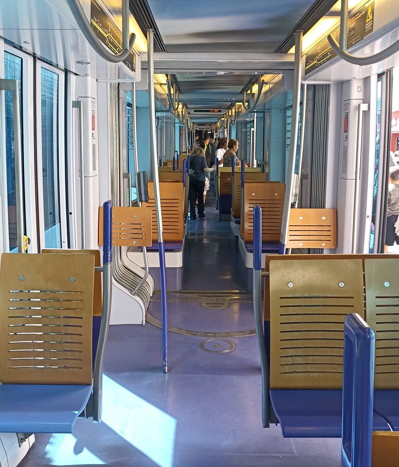 Marseillský interiér místních tramvají. Podobnì budou vypadat i nové tramvaje, které pro prodlouženou linku T3 vyrobí španìlský CAF.