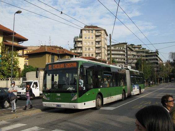 Nejnovìjší dodávka kloubových trolejbusù pochází z VanHoolu. Tìchto plnì nízkopodlažních vozidel bylo do Milána dodáno celkem 30.
