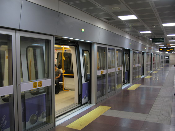 Automatické metro M5 je podobné konstrukce jako v Turínì. Všechny stanice vypadají témìø identicky. Linka bude z dosavadní koneèné Garibaldi v centru prodloužena západním smìrem ke slavnému stadionu AC Milán.