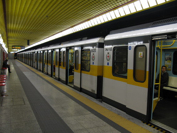 Druhá nejmladší - žlutá linka metra M3 prošla modernizací, všechny stanice jsou bezbariérové. Kromì tìchto souprav zde jezdí také novìjší prùchozí vlaky. Na severu byla v roce 2011 prodloužena o 4,5 km do stanice Comasina.