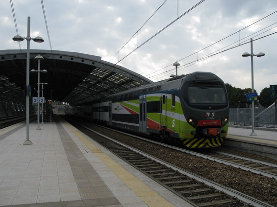 Nová dvoupodlažní elektrická jednotka urèená pro pøímìstské linky S se v další stanici zanoøí pod zem a podjede centrum Milána spolu s ostatními pøímìstskými vlaky. I když nejsou tyto vlaky ani zdaleka tak dynamické jako napøíklad soupravy berlínského nebo mnichovského S-Bahnu, zkracují dost podstatným zpùsobem cesty pro dojíždìjící z širokého okolí Milána.