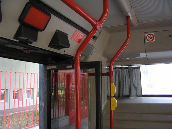 Interiér mìstského autobusu Iveco. Autobusy bývají vybaveny záclonkami a kamerou nad každými dveømi.