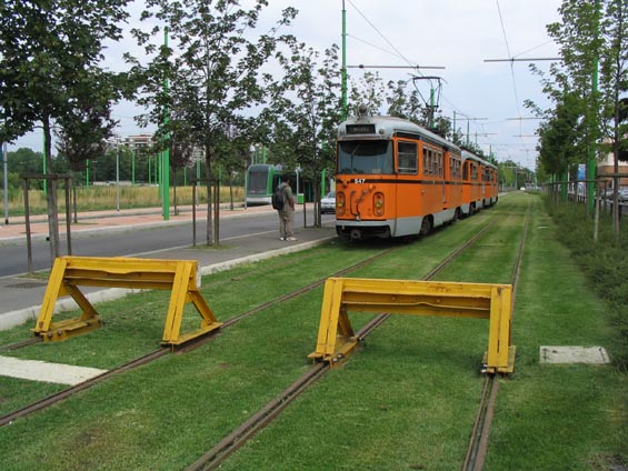 Pøímìstská tramvajová linka do Desia je ukonèena na hranici Milána.