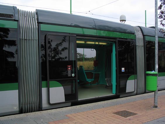 Plnì nízkopodlažní tramvaj Sirio s velmi širokými dveømi.