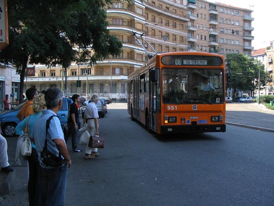 Na lince 93 jezdí pouze trolejbusy standardní délky s kapacitním poètem dveøí. Ukázkový pøíklad zpùsobu zastavování v zastávkách díky parkujícím autùm.
