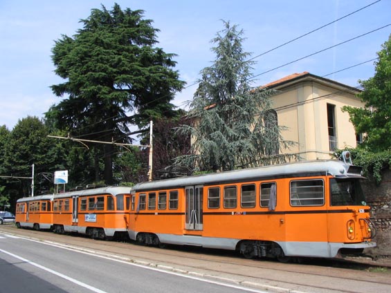 Pøímìstská tramvaj na koneèné v Limbiate.
