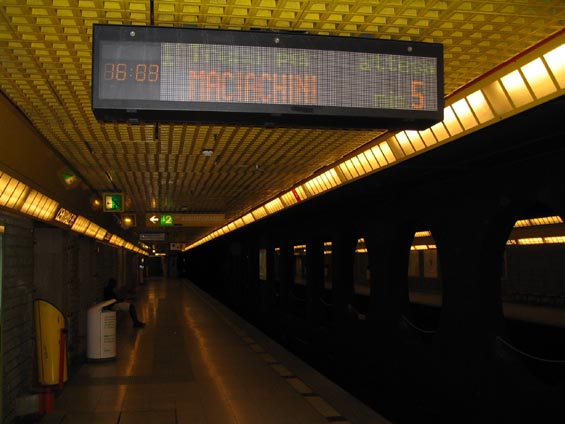 Stanice linky M3 Hlavní nádraží a digitální panely na nástupišti.