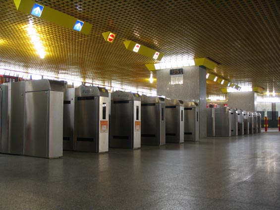 Turnikety na hlavním nádraží v metru M3.