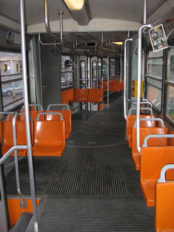 Také ve všech tramvajích jsou sedaèky laminátové nebo plastové.
