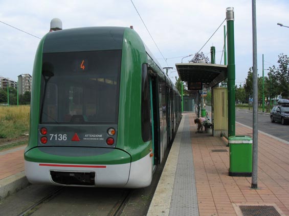 Tramvaj Sirio zezadu na zrekonstruované koneèné linky 4, odkud vyjíždí pøímìstská tramvaj do Desia.