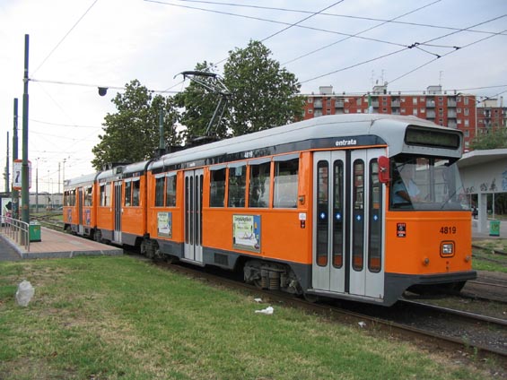 Tøíèlánková tramvaj øady 4800 je pøedchùdkynì asymetrického typu 4900.