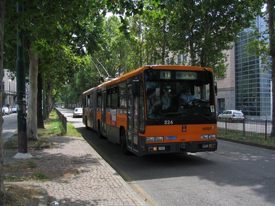 Trolejbusový okruh má vyhrazené pruhy uprostøed ulièního prostoru.