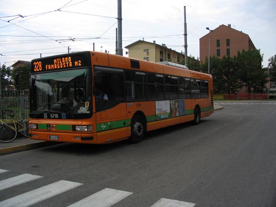 Pøímìstské linky mají trojmístná èísla a jezdí na nich autobusy se zeleným pruhem.