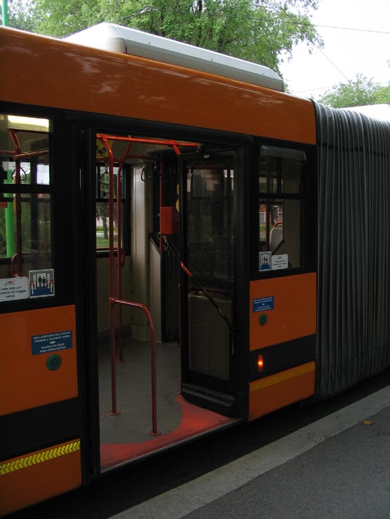 Milánské autobusy mají dveøe na tlaèítka a již všechny jsou nízkopodlažní.