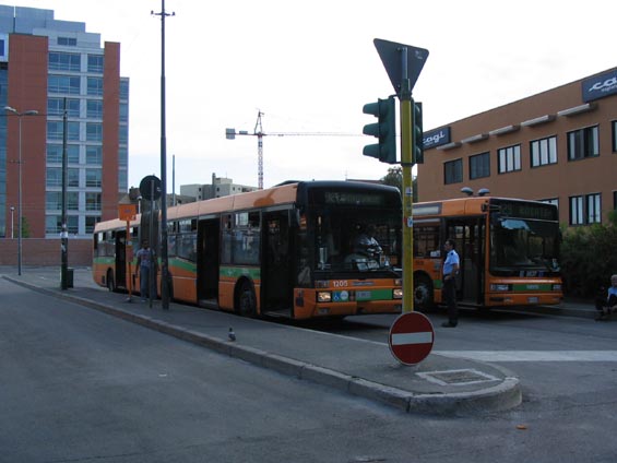 Pøímìstské autobusy dopravce ATM na jedné z periferních koneèných.